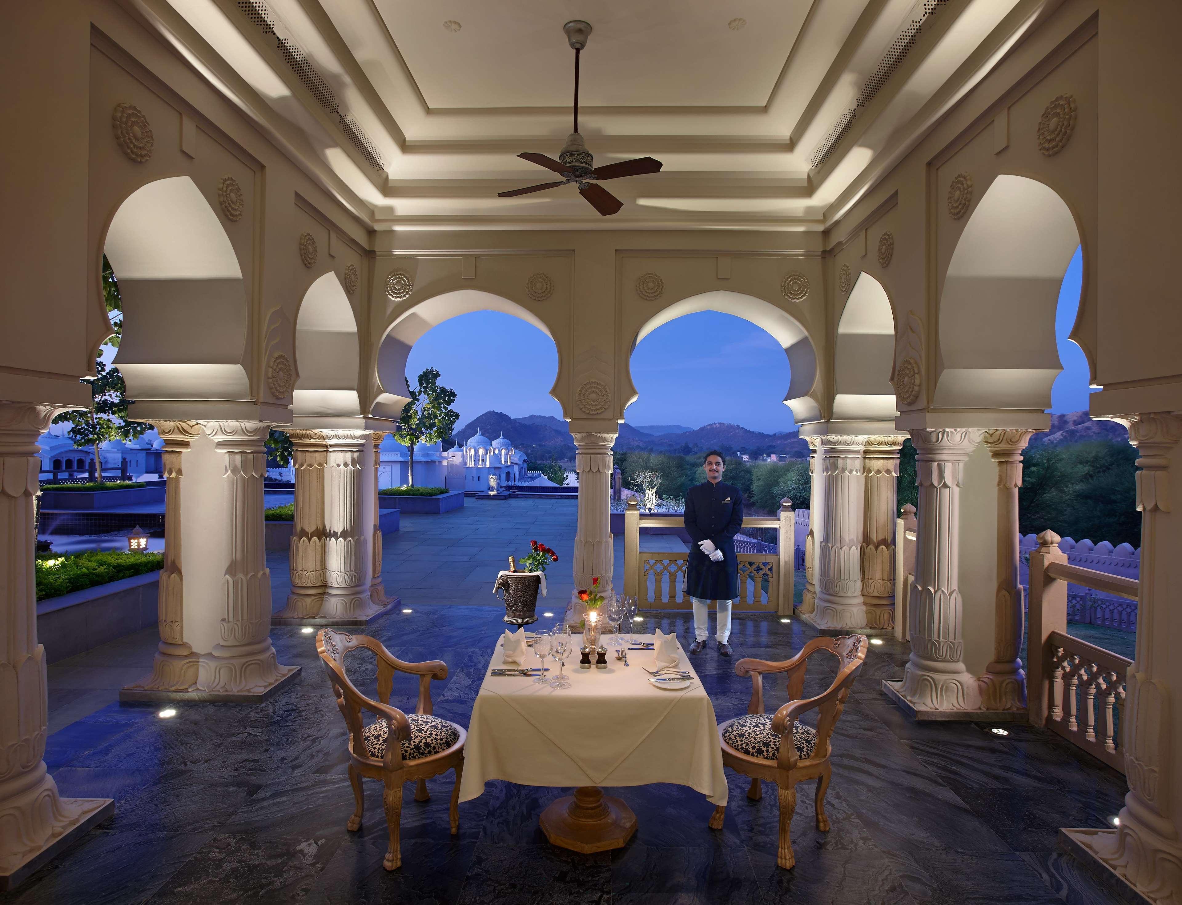 Hotel Fairmont Džajpur Exteriér fotografie The Oberoi Udaivilas Palace
