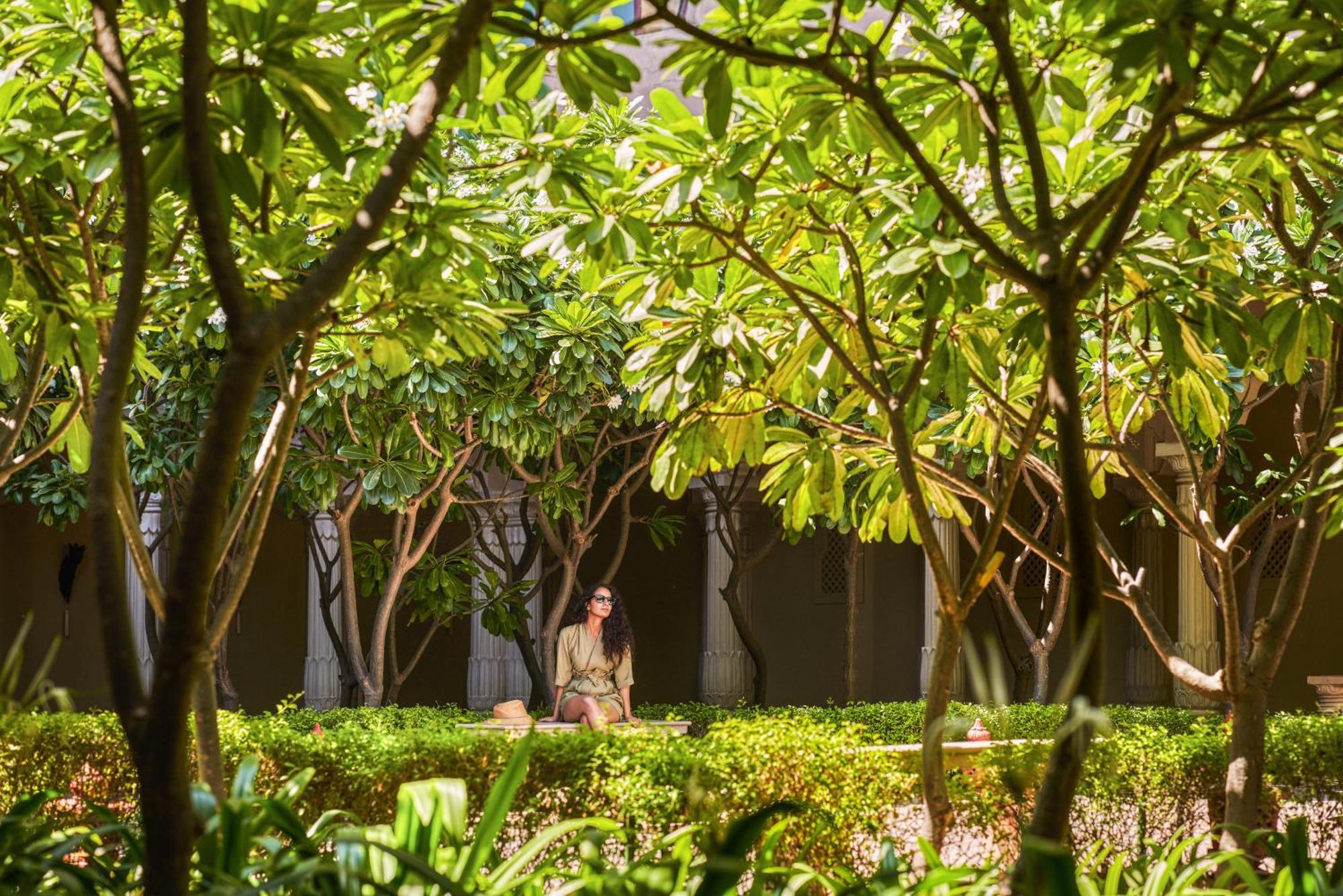 Hotel Fairmont Džajpur Exteriér fotografie A woman praying in the garden
